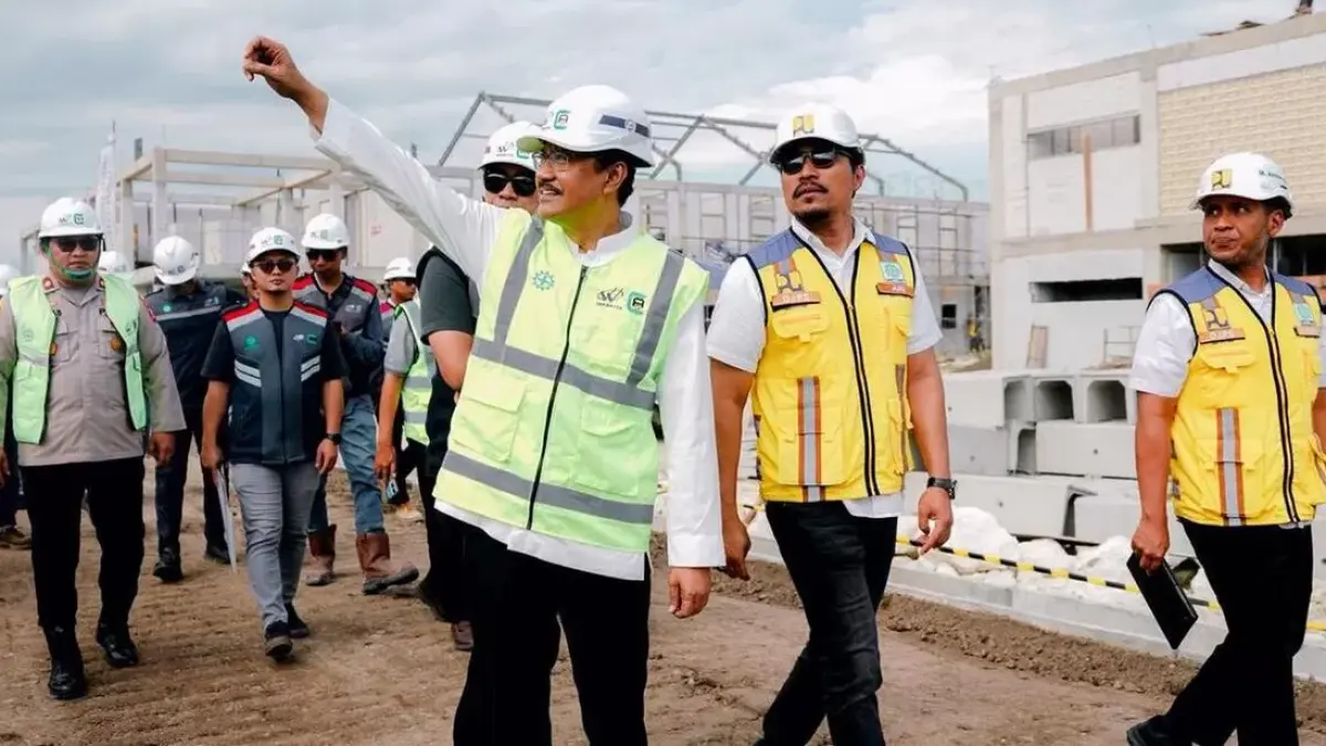 Menteri Sosial Saifullah Yusuf (tengah) didampingi pejabat Kemensos dan tim teknis PU saat meninjau progres pembangunan fisik Sekolah Rakyat permanen di Kedung Cowek, Surabaya.