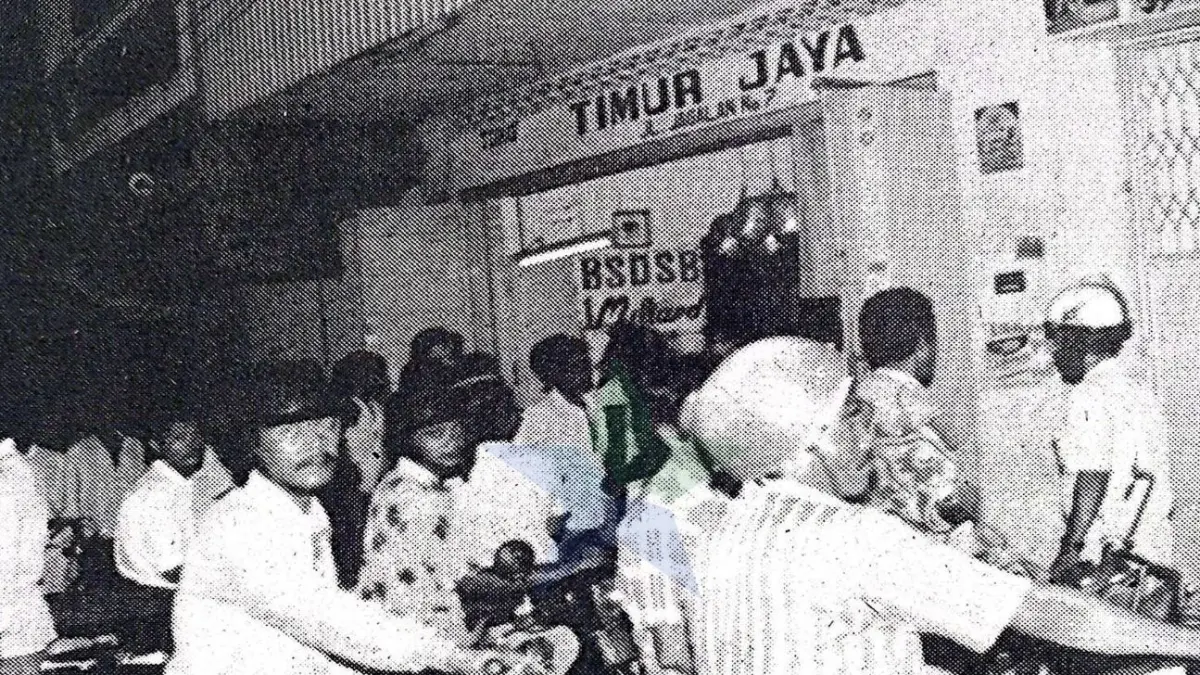 Setiap Rabu malam, masyarakat dari berbagai kalangan memadati toko-toko yang menyediakan kupon resmi SDSB.