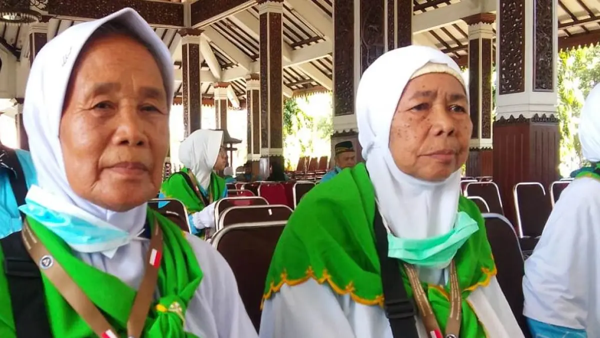 Juwariyah Padi (kiri), calon jemaah haji asal Desa Rejeni, Kecamatan Krembung