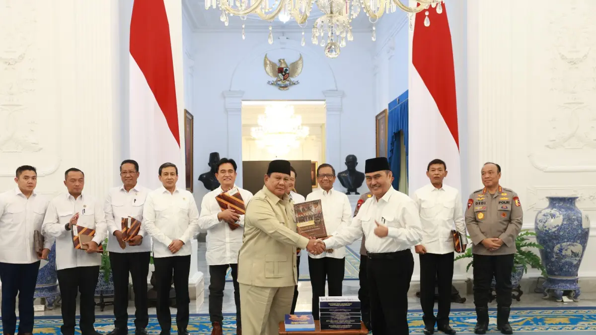 Yusril Ihza Mahendra usai menyampaikan hasil rekomendasi KPRP terkait kewenangan pengangkatan Kapolri di Istana Negara
