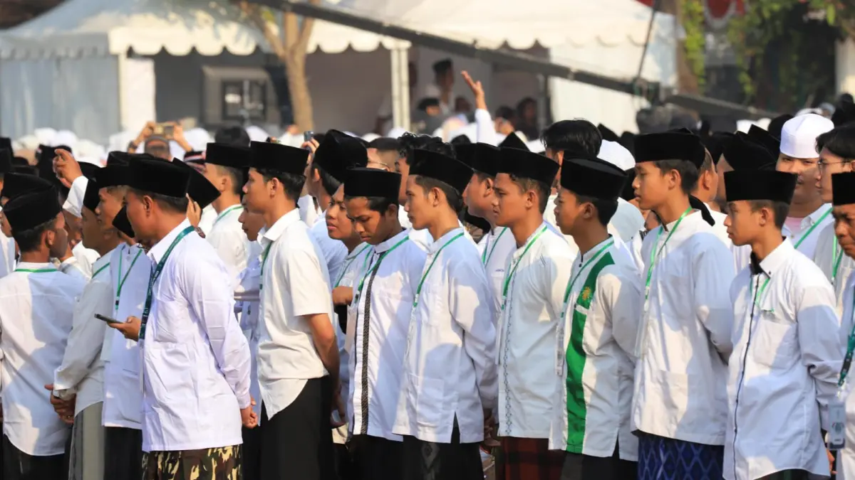 DERETAN SANTRI: Kemenag melalui Beasiswa Indonesia Bangkit (BIB) 2026 kini menawarkan jalur akselerasi S1-S2 untuk meningkatkan kualitas SDM pesantren.
