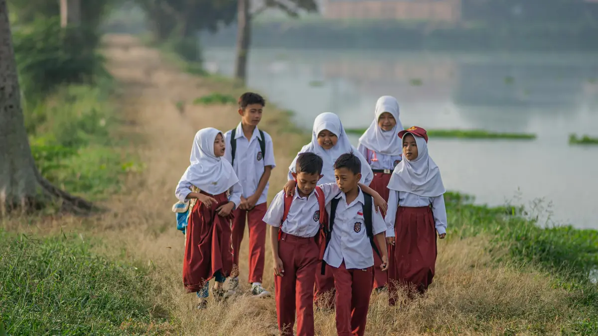 ILUSTRASI: Anak-anak berangkat sekolah untuk menempuh pendidikan yang layak di tengah upaya pemerintah memperluas program revitalisasi sekolah pada 2026