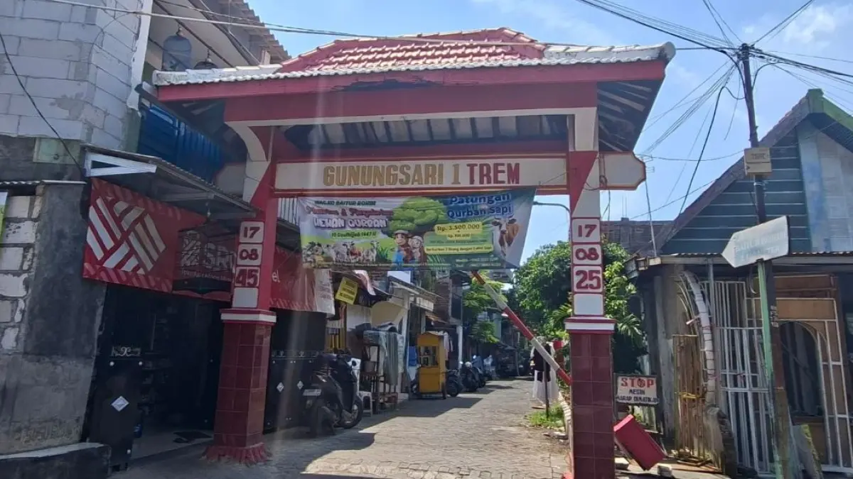 Pegiat sejarah Surabaya, Nanang Purwono, menjelaskan bahwa penamaan Jalan Gunungsari Trem berasal dari keberadaan jalur trem uap pada masa kolonial Belanda.