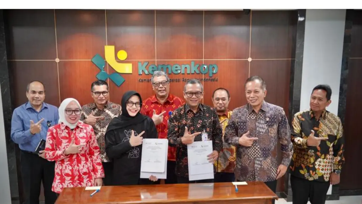 KERJASAMA: Jajaran pimpinan Kementerian Koperasi (Kemenkop) dan Badan Nasional Sertifikasi Profesi (BNSP) menunjukkan dokumen kesepakatan usai penandatanganan Naskah Skema Sertifikasi Okupasi Manajer dan Bendahara KDKMP di Jakarta.