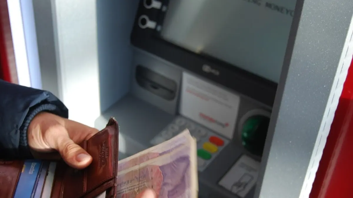 ILUSTRASI: Seseorang mengambil uang dari ATM 
