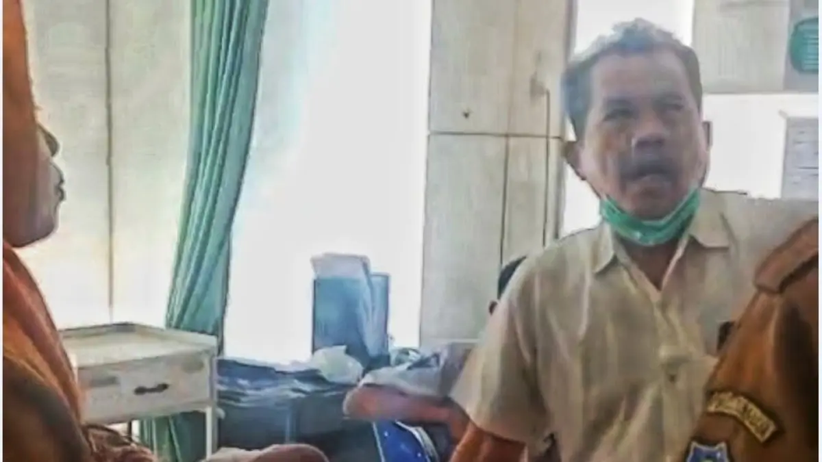 Pantauan di RS IBI Surabaya menunjukkan antrean siswa dan wali murid memenuhi area pelayanan rumah sakit.