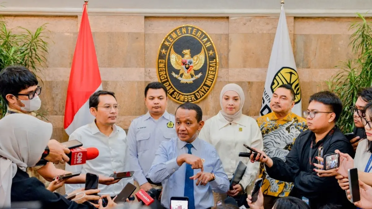 Menteri ESDM Bahlil Lahadalia saat memberikan keterangan pers terkait penundaan penyesuaian tarif PNBP Mineral di Kantor Kementerian ESDM, Jakarta (11/5).