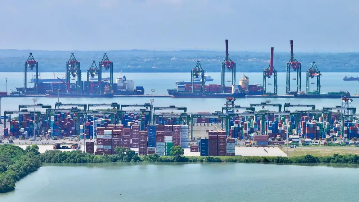 Aktivitas bongkar muat kontainer di PT Terminal Teluk Lamong yang mencatat pertumbuhan arus petikemas internasional pada awal tahun 2026 