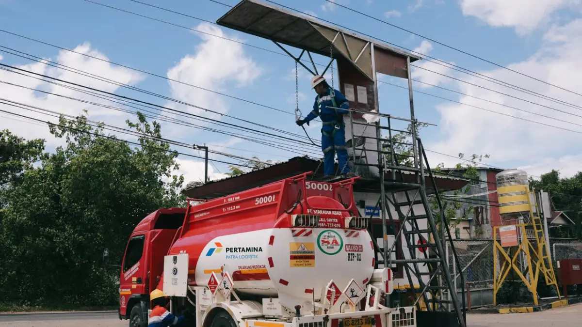 Aktivitas distribusi energi oleh PT Patra Logistik di wilayah Kalimantan untuk menjaga pasokan energi tetap aman dan tepat waktu