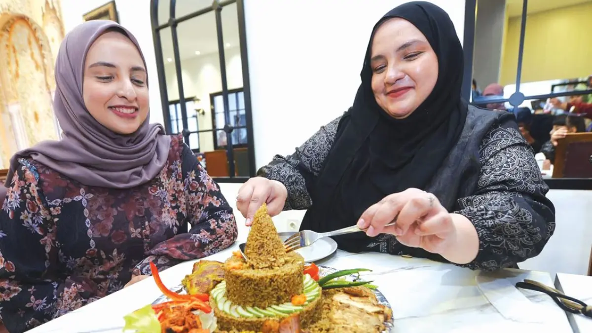 Jika biasanya tumpeng identik dengan nasi kuning, di restoran yang berada di Jalan Ambengan, Surabaya, ini pengunjung justru disuguhkan tumpeng berbahan nasi kebuli