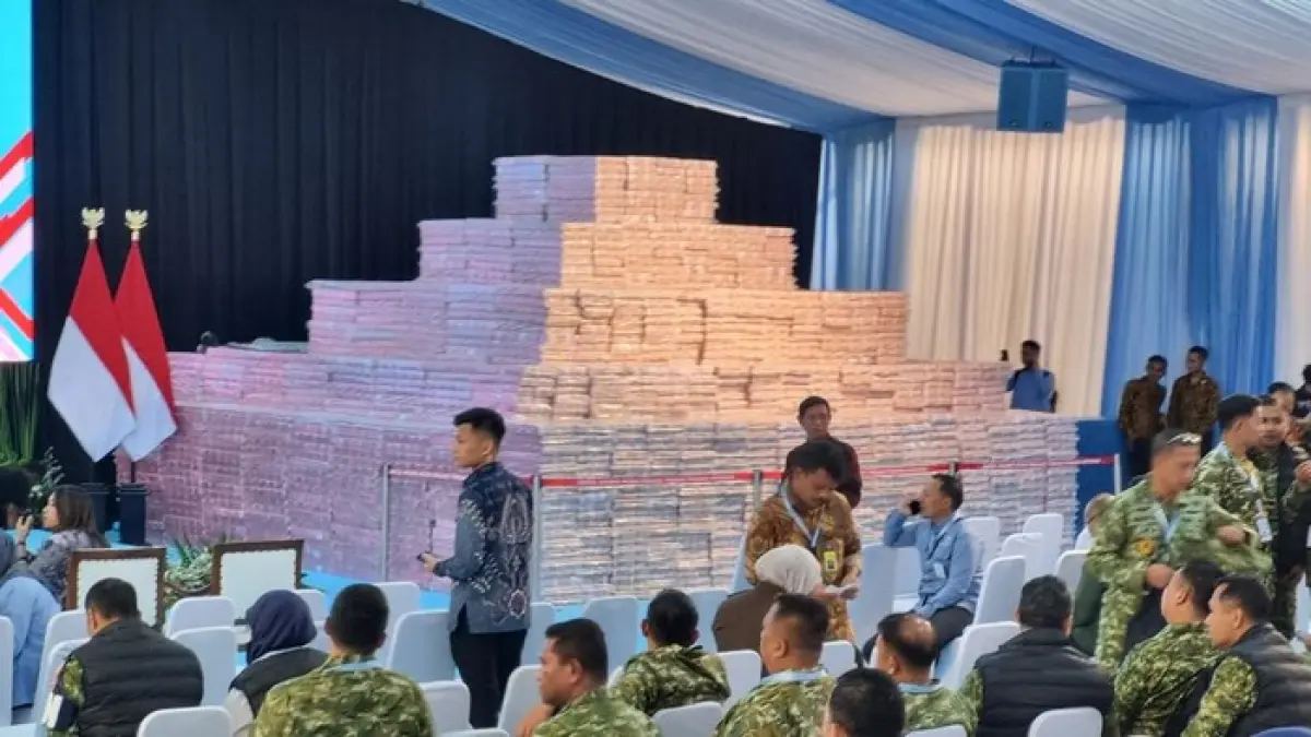 Pemandangan tumpukan uang tunai senilai Rp 10,2 triliun hasil sitaan Satgas PKH yang disusun menyerupai piramida di Gedung Kejaksaan Agung, Jakarta.