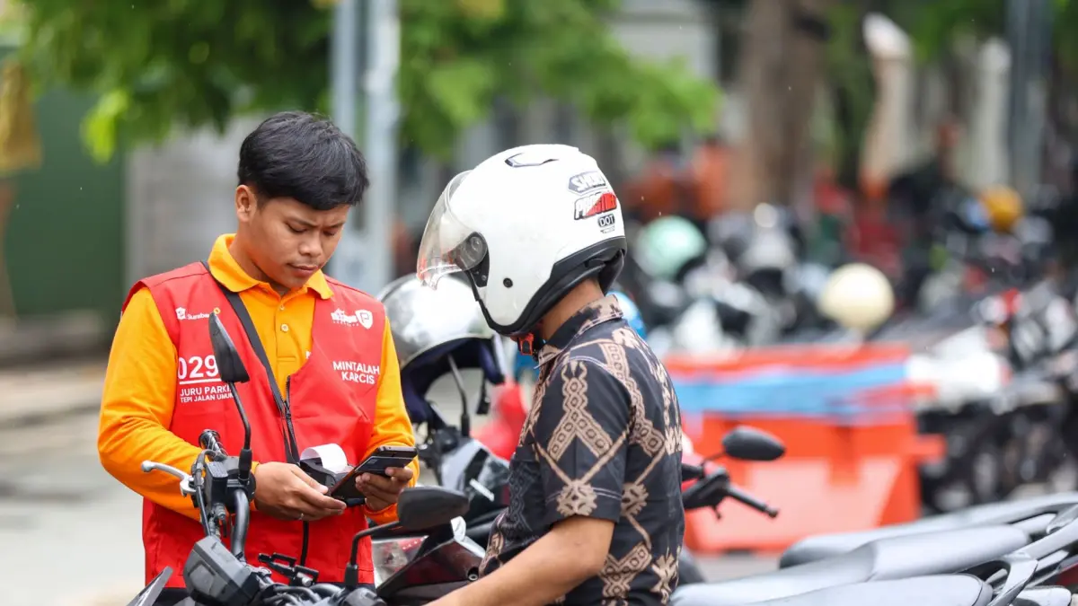Pengguna kendaraan melakukan pembayaran parkir digital menggunakan QRIS di Surabaya. (Foto: Pemerintah Kota Surabaya)