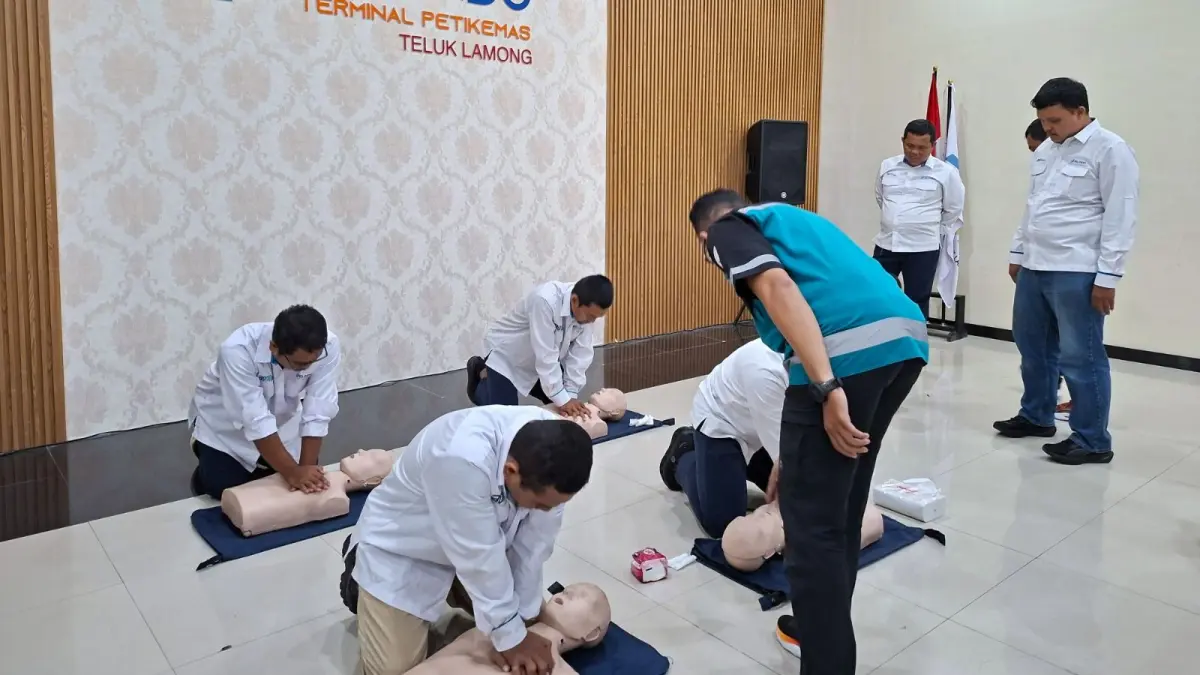 Peserta pelatihan P3K mengikuti sesi praktik pertolongan pertama dalam kegiatan sertifikasi K3 yang digelar PT Terminal Teluk Lamong di Surabaya