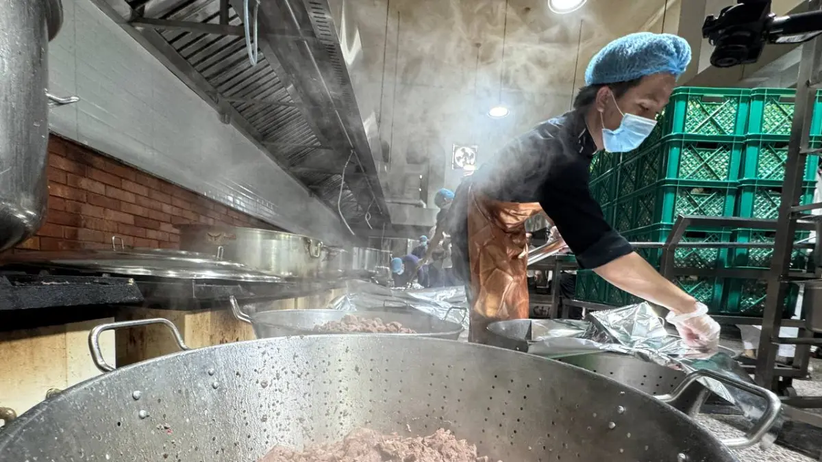 Petugas katering saat menyiapkan menu daging dengan standar kebersihan tinggi di salah satu dari 51 dapur penyedia di Makkah.