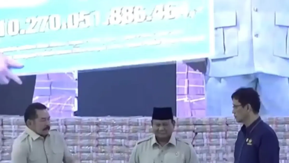 Prabowo Subianto menyaksikan penyerahan hasil penertiban berupa denda administrasi dan penyelamatan keuangan negara senilai Rp10,27 triliun di Kejaksaan Agung Republik Indonesia, Rabu (13/5).
