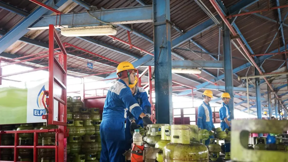 Aktivitas distribusi LPG oleh Pertamina Patra Niaga di Jawa Timur menjelang libur panjang Kenaikan Isa Almasih