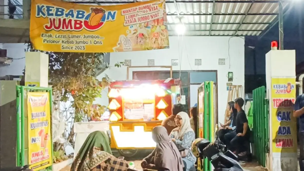Berkat konten FYP TikTok dan Instagram, pembeli yang datang kini tidak hanya warga sekitar Surabaya, tetapi juga dari luar kota seperti Sidoarjo.