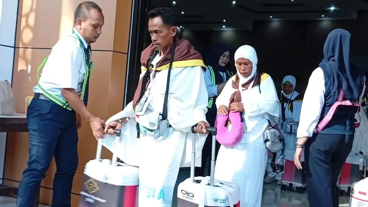 Kedisiplinan jemaah asal Jawa Timur membuat proses pelayanan berjalan lebih lancar meski kondisi bandara sangat padat.