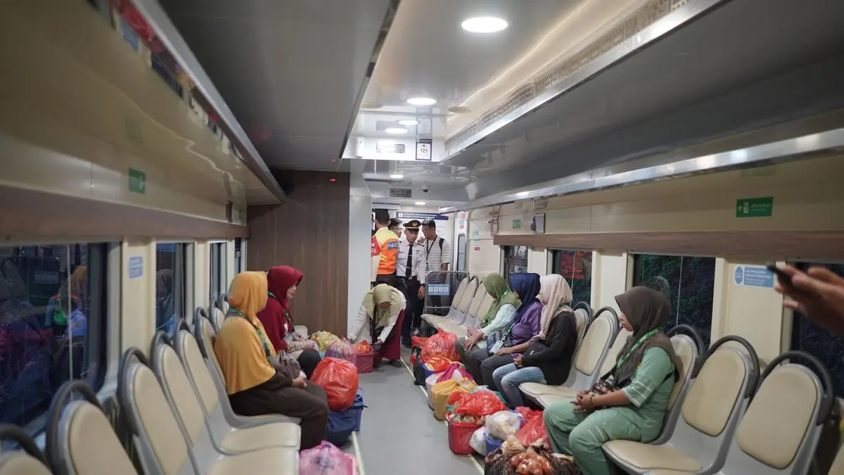 KERETA KHUSUS: Penumpang memanfaatkan ruang bagasi luas di Kereta Petani dan Pedagang rute Merak-Rangkasbitung.