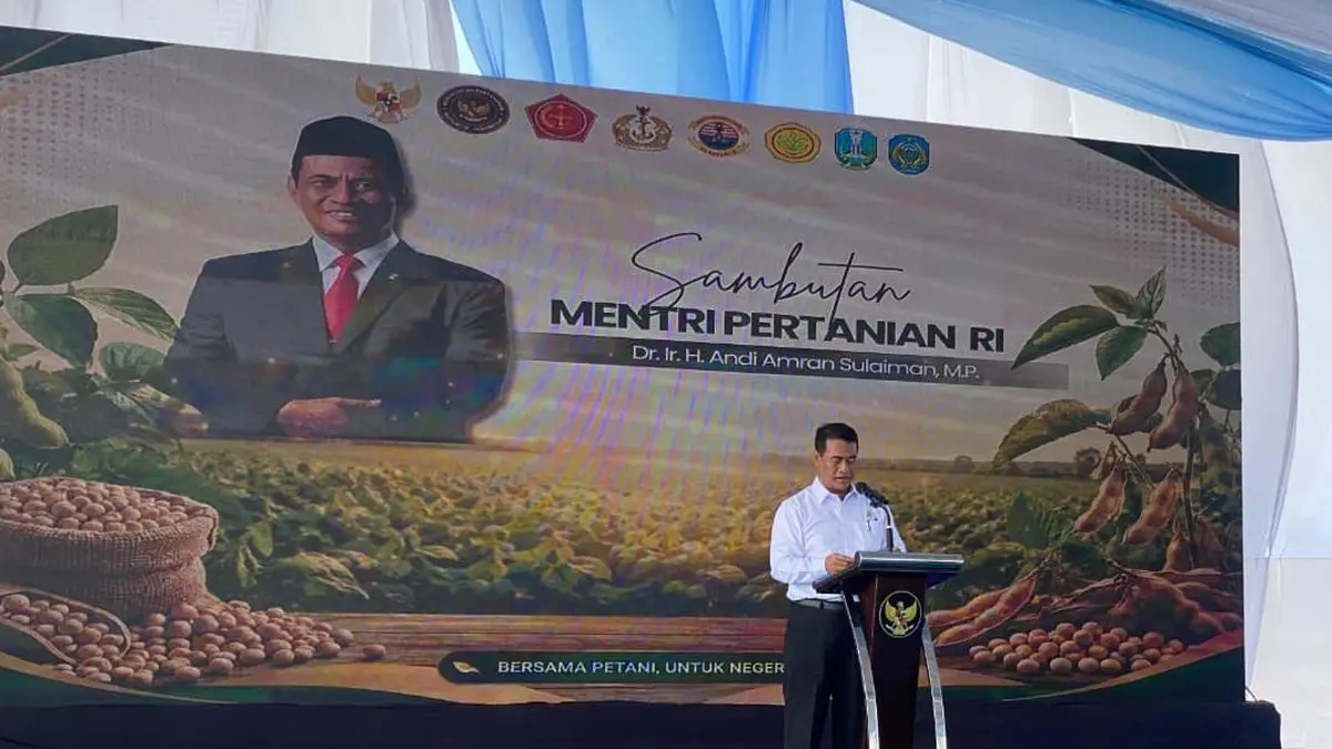 Menteri Pertanian Andi Amran Sulaiman saat memberikan sambutan dalam Panen Raya Kedelai di Nganjuk, Kamis (14/5/2026).