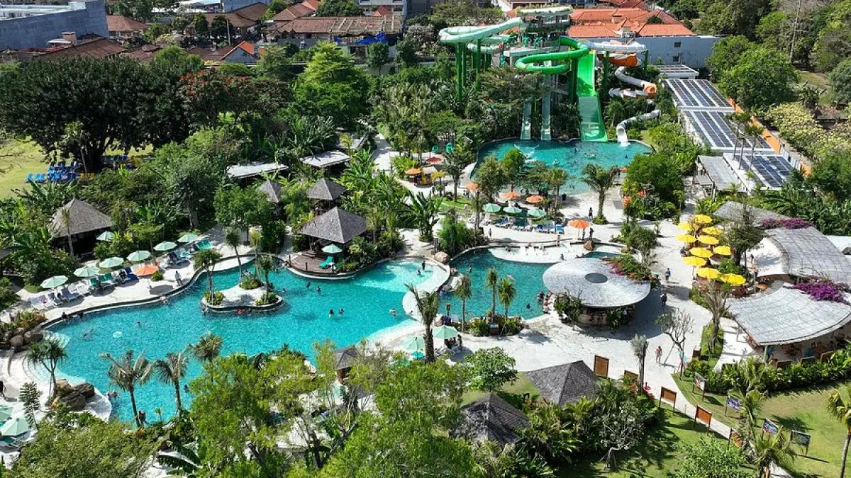 Pengunjung menikmati wahana di Waterbom Bali.