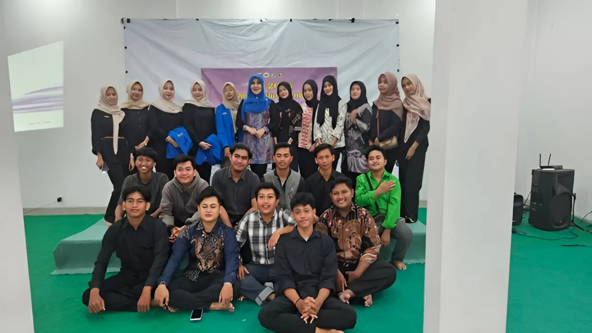 Anggota DPD RI Lia Istifhama berfoto bersama kader PMII setelah diskusi penguatan kepemimpinan pemuda di UINSA Surabaya, Minggu (17/5).