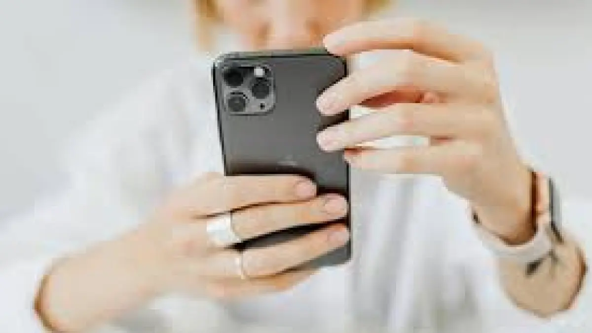 ILUSTRASI: Aktivitas pengguna smartphone yang kini dapat menikmati fitur enkripsi pesan RCS lintas platform melalui pembaruan sistem operasi iOS 26.5.