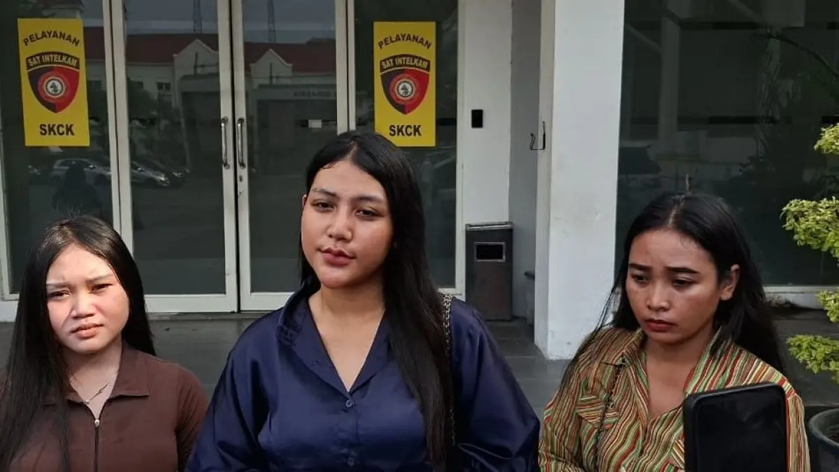 Korban Dea saat melaporkan kasus penipuan di SPKT Polrestabes Surabaya, Senin (18/5).