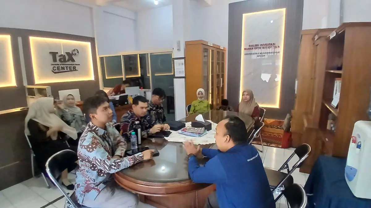 LITERASI KEUANGAN : Usai memberikan kuliah umum di Universitas Muhammadiyah Gresik (UMG), Deputi Kepala Wilayah BEI Jatim Rahmat Fajar B. mengunjungi Galeri Investasi/Ruang Bursa Efek  milik UMG. (IST/ RADAR SURABAYA BISNIS)