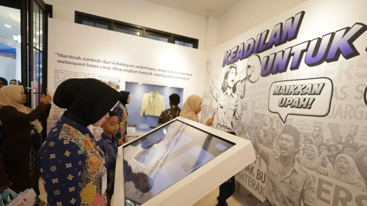 POTENSI WISATA EDUKASI: Sejumlah pengunjung mengamati diorama sejarah perjuangan buruh di dalam Museum Pahlawan Nasional Marsinah yang baru diresmikan di Desa Nglundo, Sukomoro, Kabupaten Nganjuk, Jawa Timur.