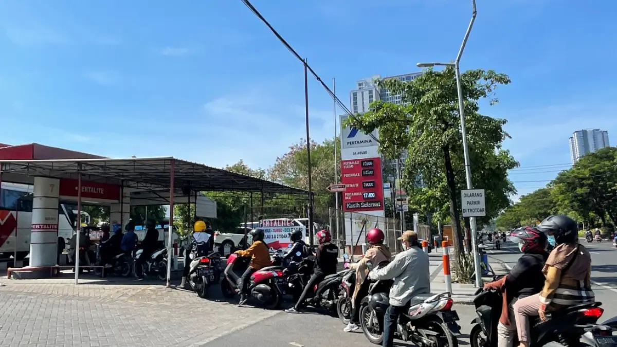 AMAN: Antrian kendaraaan mengisi BBM di SPBU jalan Ahmad Yani Surabaya, BPH Migas Pastikan Stok BBM Nasional Masih Aman.