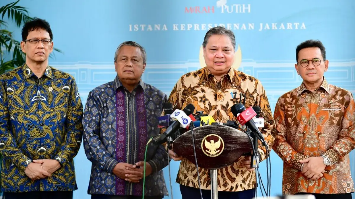 Menko Perekonomian Airlangga Hartarto (tengah) didampingi oleh Gubernur BI Perry Warjiyo, Menkeu Purbaya Yudhi Sadewa, dan Mendag Budi Santoso memberikan keterangan pers terkait implementasi kebijakan Devisa Hasil Ekspor (DHE) dan tata kelola ekspor komoditas strategis di Istana Kepresidenan Jakarta, Kamis (21/5/2026). 