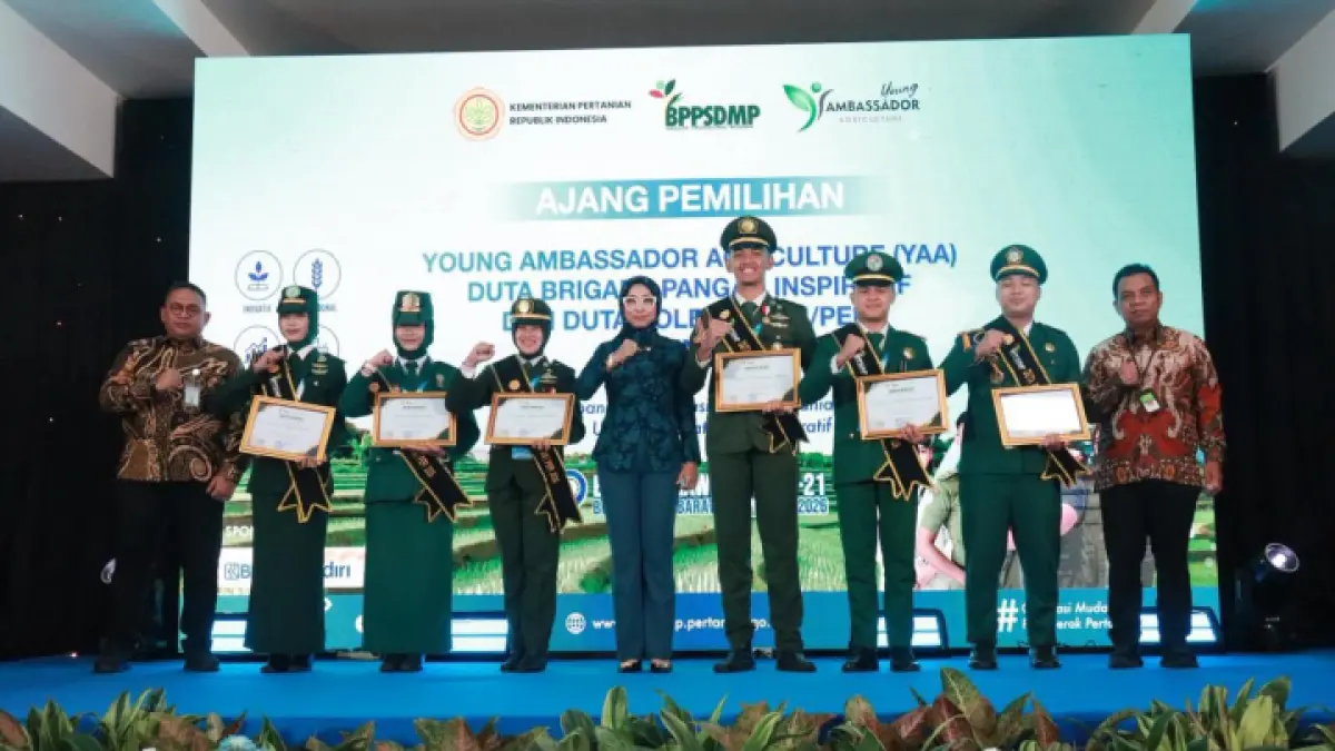 PUNCAK PENGANUGERAHAN: Para peraih penghargaan berfoto bersama jajaran pejabat Kementerian Pertanian dalam Ajang Pemilihan Young Ambassador Agriculture (YAA) 2026 di Ciawi, Jawa Barat.