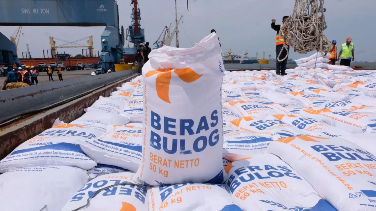 Tumpukan karung beras Bulog ukuran 50 kg yang siap didistribusikan.