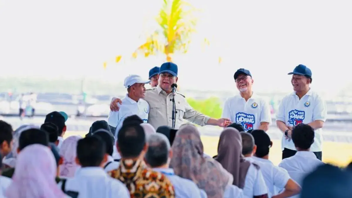SWASEMBADA: Presiden Prabowo Subianto berdialog dengan warga saat panen raya udang di BUBK Kebumen, Jateng (23/5/2026).