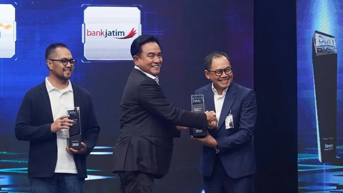 Direktur TI, Digital & Operasi Bank Jatim Wiweko Probojakti menerima trofi Digital Innovation Award 2026 dari Menko Yusril Ihza Mahendra di iNews Tower Jakarta, Jumat (22/5/2026).