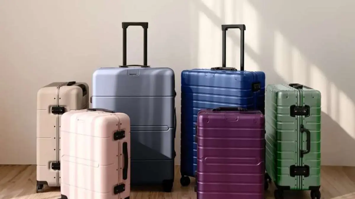 ILUSTRASI: Deretan koper cabin size dengan pilihan warna pastel dan desain estetik.