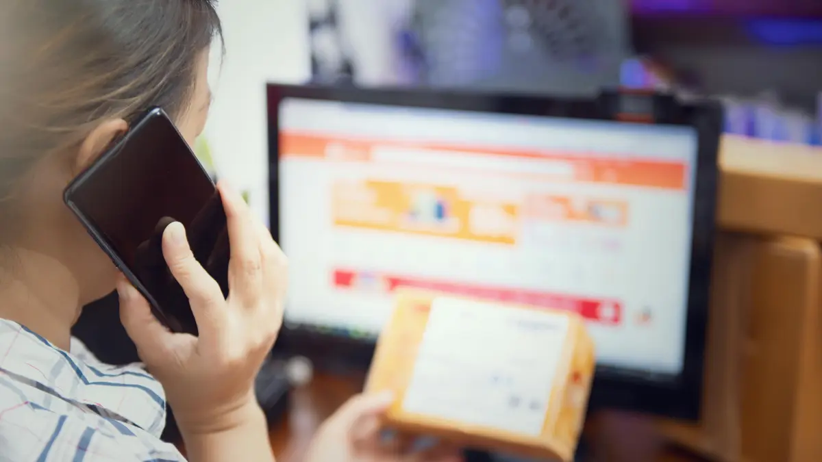 ILUSTRASI: Seseorang yang sedang menggunakan aplikasi e-commerce