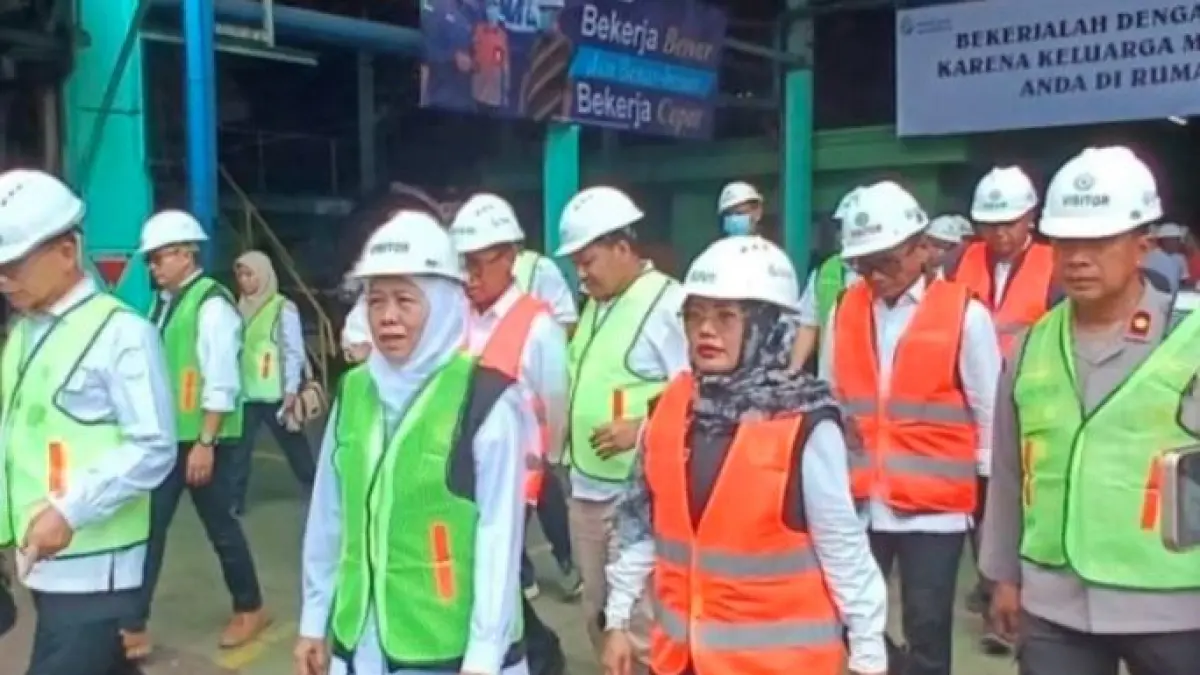 Musim Giling : Gubernur Jawa Timur Khofifah Indar Parawansa meninjau proses giling tebu di Pabrik Gula (PG) Ngadirejo, Kabupaten Kediri. 