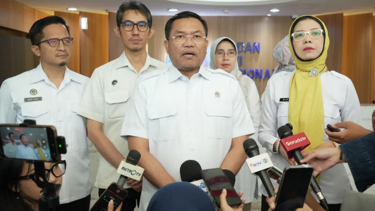 Wakil Kepala Badan Gizi Nasional Bidang Operasional Pemenuhan Gizi, Sony Sonjaya (tengah), memberikan keterangan pers terkait langkah efisiensi anggaran dan penyesuaian tata kelola distribusi Program Makan Bergizi Gratis (MBG) di Jakarta.