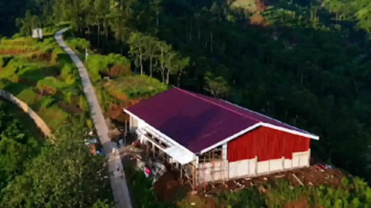 1385 MDPL: Tampak udara progres pembangunan Koperasi Desa/Kelurahan Merah Putih (KDKMP) di Desa Kediten, lereng Gunung Prau, Kabupaten Kendal