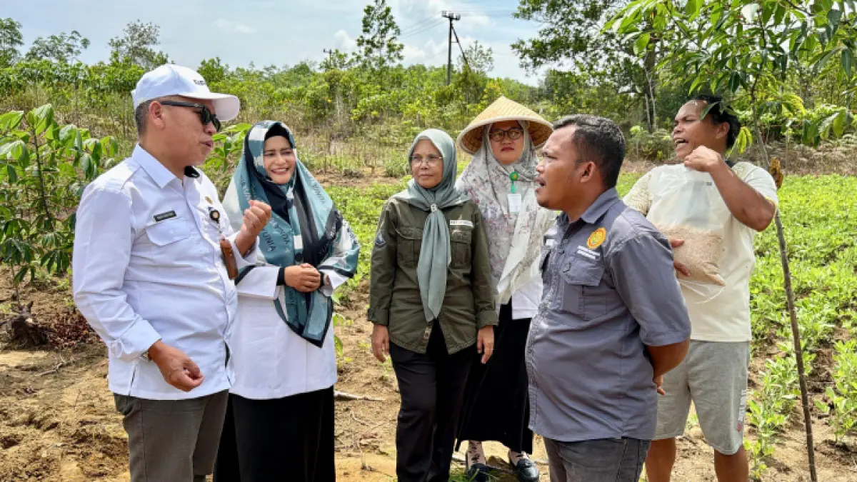 Pejabat Kementerian Pertanian bersama tim BRMP dan penyuluh lapangan saat berdialog langsung dengan petani.