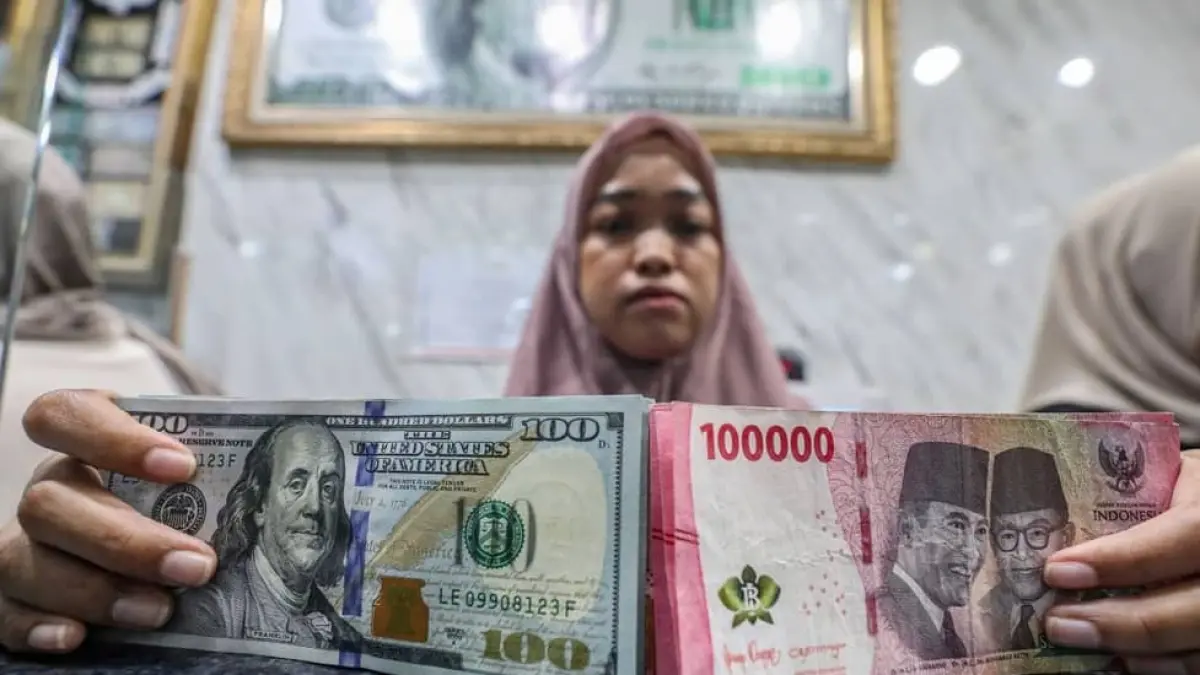 ILUSTRASI: Perbandingan uang kertas Dolar Amerika Serikat dan Rupiah Indonesia.