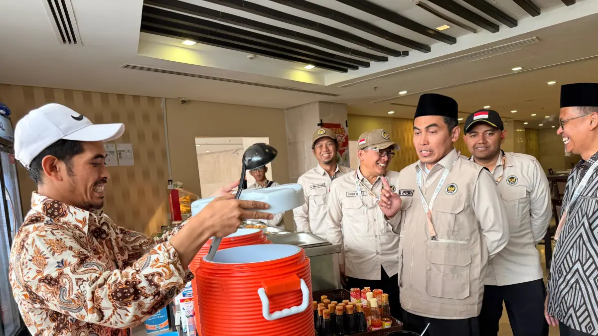 Jajaran pejabat Kementerian Haji RI saat meninjau langsung salah satu tenant kuliner di area komersial hotel jemaah haji Indonesia di Makkah, musim haji 1447 H/2026 M.