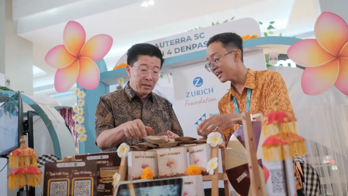 MENGELOLA USAHA NYATA : Siswa peserta Zurich Entrepreneurship Program memamerkan dan mempresentasikan produk usaha yang mereka kembangkan dalam kompetisi bisnis pelajar. (IST/ RADAR SURABAYA BISNIS)