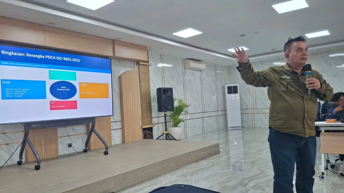 Muhammad Deny, Assistant Manager Manajemen Risiko TPS, memaparkan materi kerangka Plan Do Check Action (PDCA) ISO 9001:2015 ke 94 mahasiswa Vokasi ITS di fasilitas TPS, Rabu (3/6).