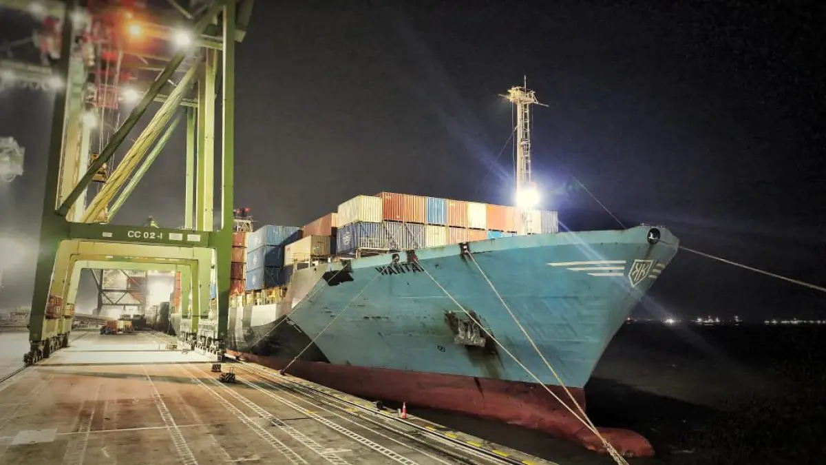 PERKUAT KONEKTIVITAS : Melalui komitmen pada keandalan operasional dan konsep green port, TPK Teluk Lamong siap mendukung efisiensi rantai pasok nasional serta pertumbuhan ekonomi Indonesia. (IST/ RADAR SURABAYA BISNIS)