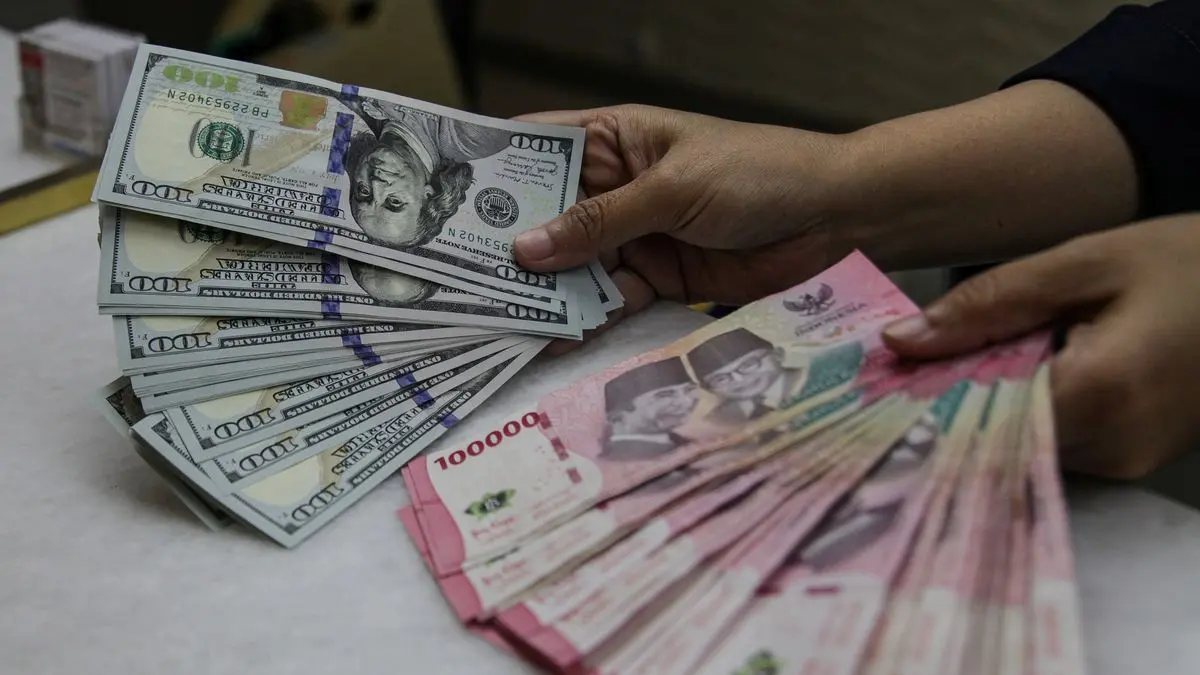 ILUSTRASI: Nilai tukar Rupiah terpantau melemah hingga menembus level psikologis Rp18.000 per Dolar AS pada Kamis (4/6/2026) akibat gejolak ekonomi global.