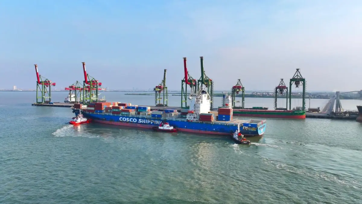 KINERJA POSITIF : Arus peti kemas internasional di Terminal Teluk Lamong sukses mencatatkan pertumbuhan luar biasa. (IST/ RADAR SURABAYA BISNIS)
