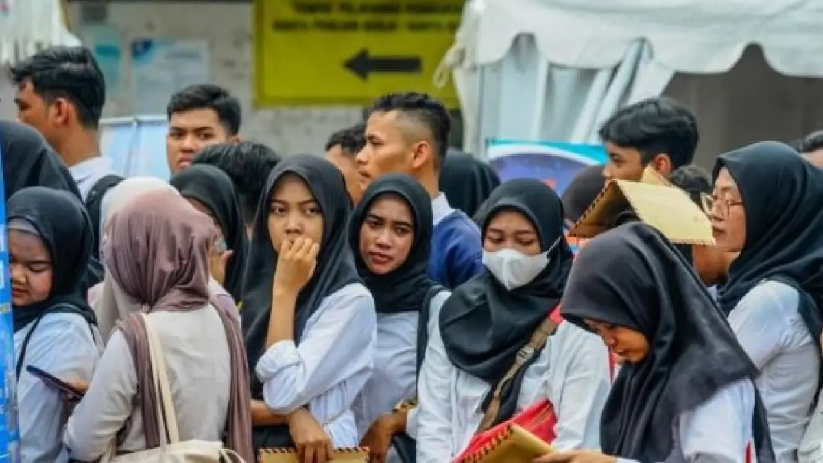 MENEKAN DAYA BELI : Efek domino yang wajib diwaspadai adalah lonjakan harga barang akibat imported inflation dan ancaman PHK massal di sektor padat karya. (IST/ RADAR SURABAYA BISNIS)